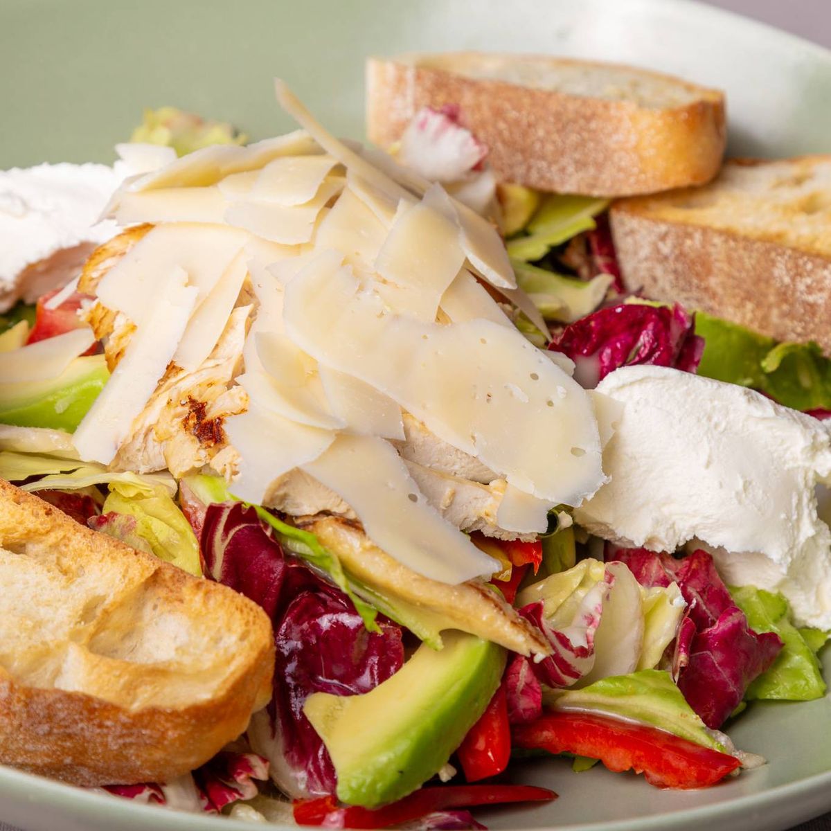 Salata cu Pui si Crema de Branza